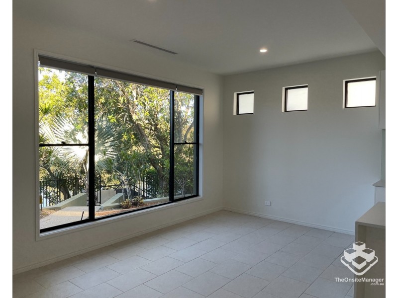 5034 EMERALD ISLAND DRIVE, Carrara QLD 4211