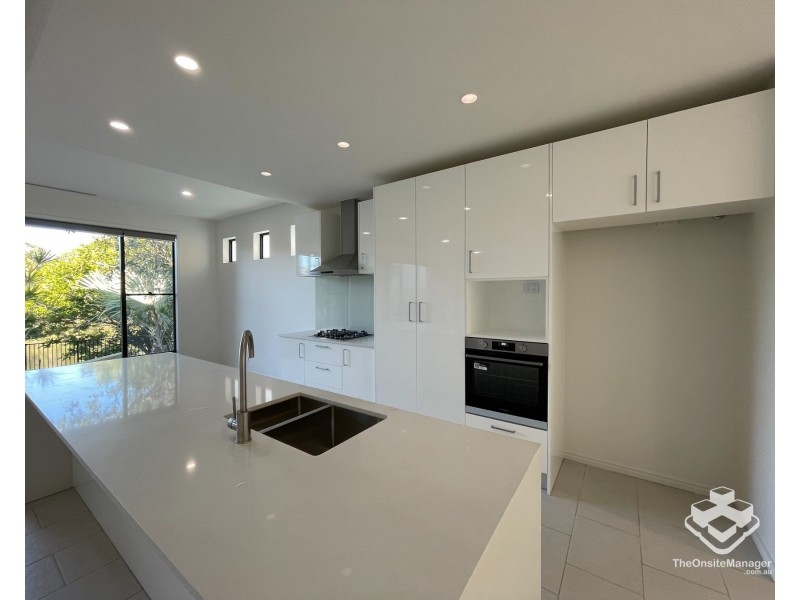 5034 EMERALD ISLAND DRIVE, Carrara QLD 4211