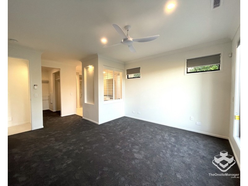 5034 EMERALD ISLAND DRIVE, Carrara QLD 4211