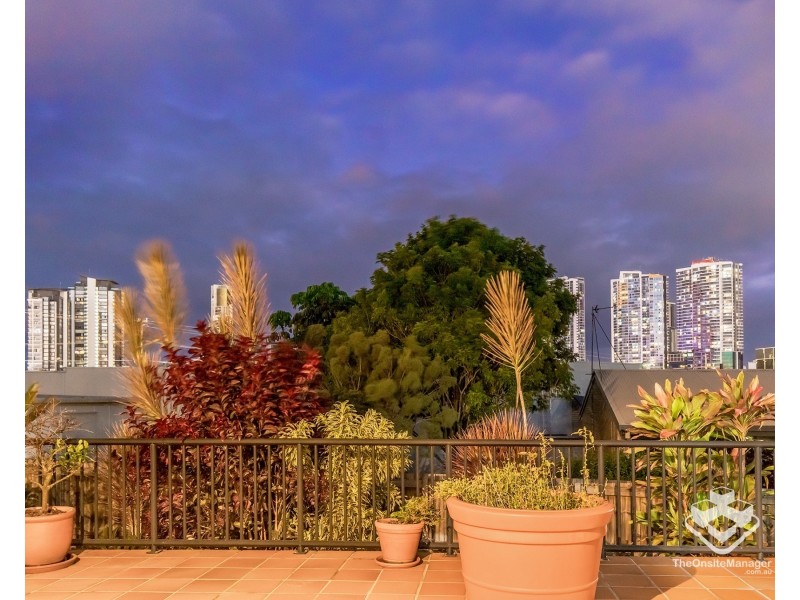 4/2 Johnston Street, Southport QLD 4215