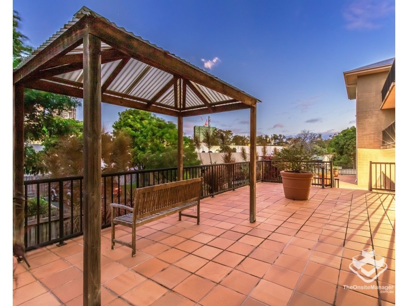 4/2 Johnston Street, Southport QLD 4215