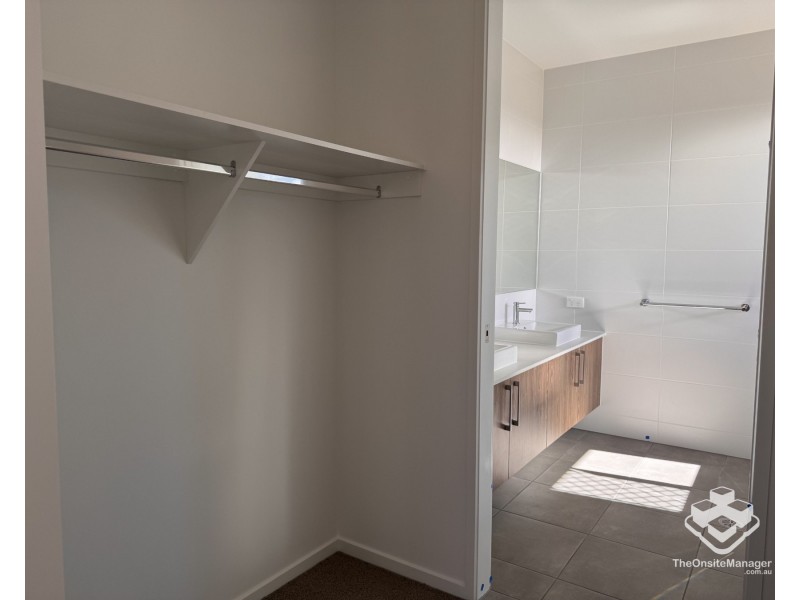 211 Shalloak Street, Park Ridge QLD 4125