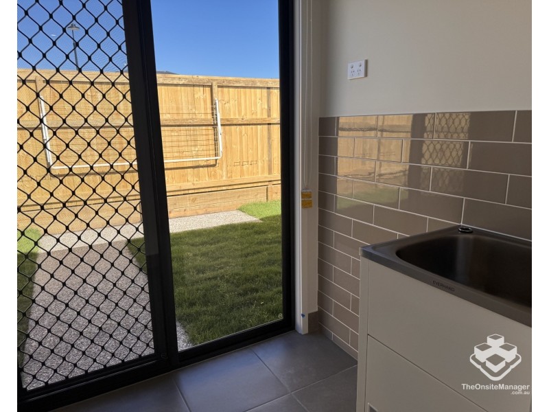 211 Shalloak Street, Park Ridge QLD 4125