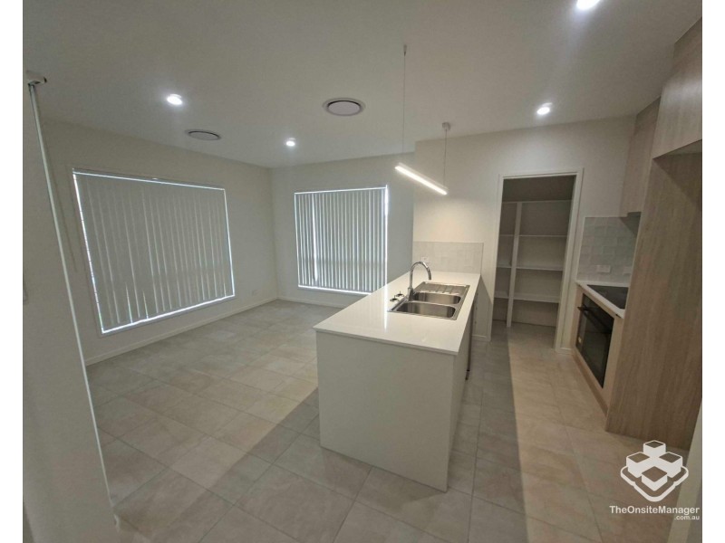 10 Peace Circuit, White Rock QLD 4306