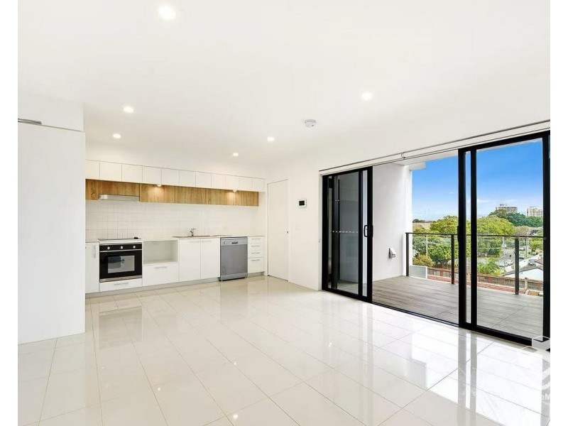 ID:21181149/9 Hooker Boulevard, Broadbeach Waters QLD 4218