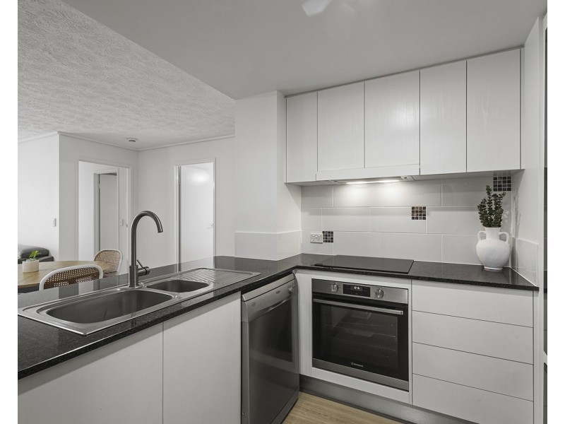 27/4 Grand Parade, Kawana Island QLD 4575