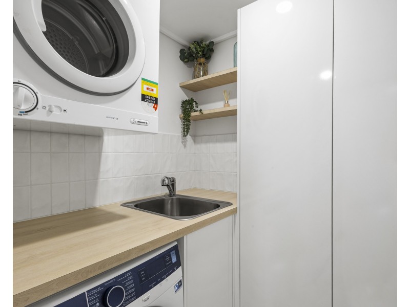 27/4 Grand Parade, Kawana Island QLD 4575