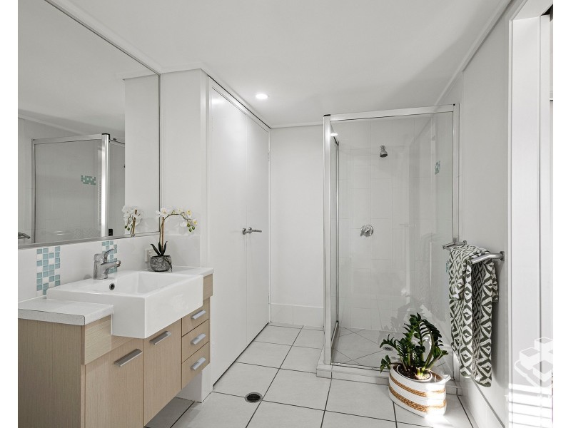 63/4 Grand Parade, Kawana Island QLD 4575