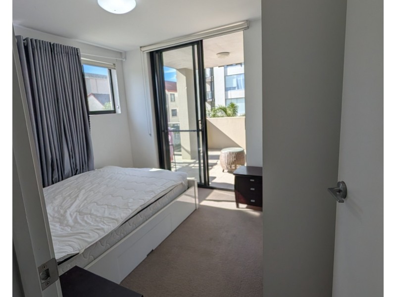 4/43 Lenneberg Street, Southport QLD 4215
