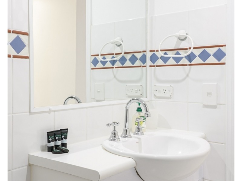 ID:21183909/ 1 Great Hall Drive, Miami QLD 4220
