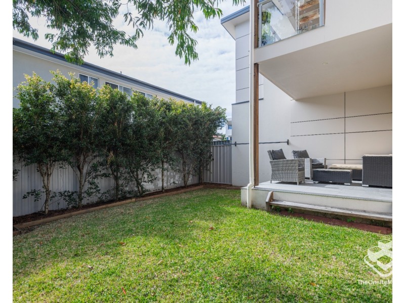 85 Pohlman Street, Southport QLD 4215