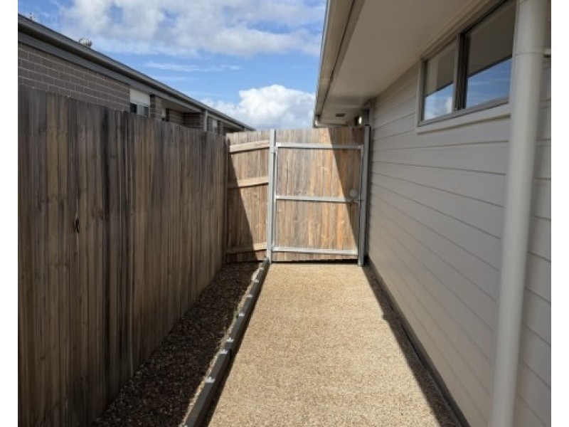 15 Frederick Circuit, Eli Waters QLD 4655