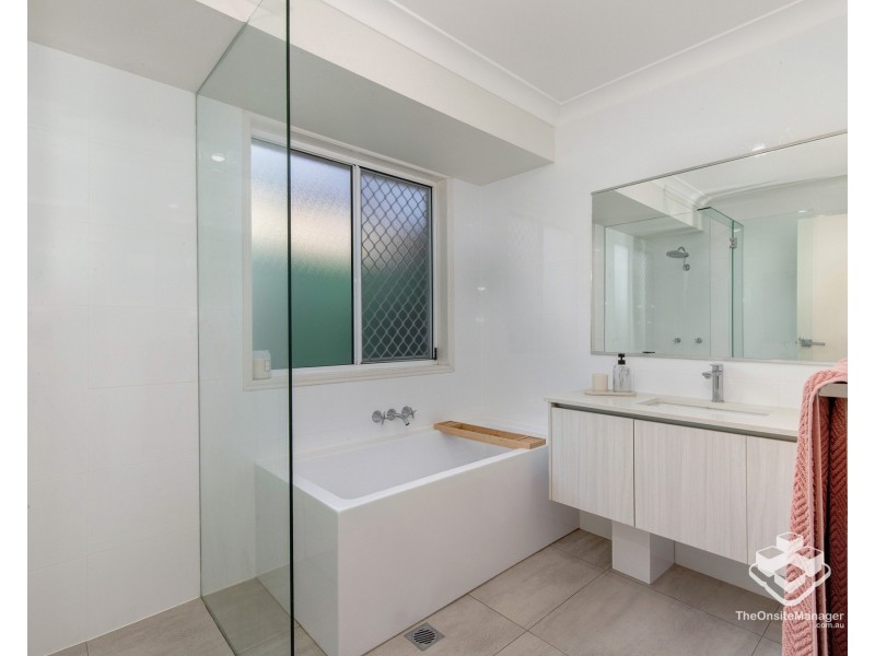 8 Edgeworth Place, Helensvale QLD 4212