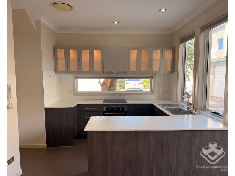 2/13 Chirn Crescent, Labrador QLD 4215