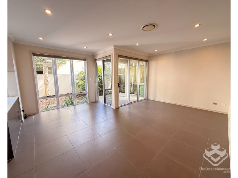 2/13 Chirn Crescent, Labrador QLD 4215