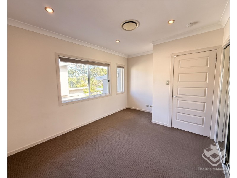 2/13 Chirn Crescent, Labrador QLD 4215