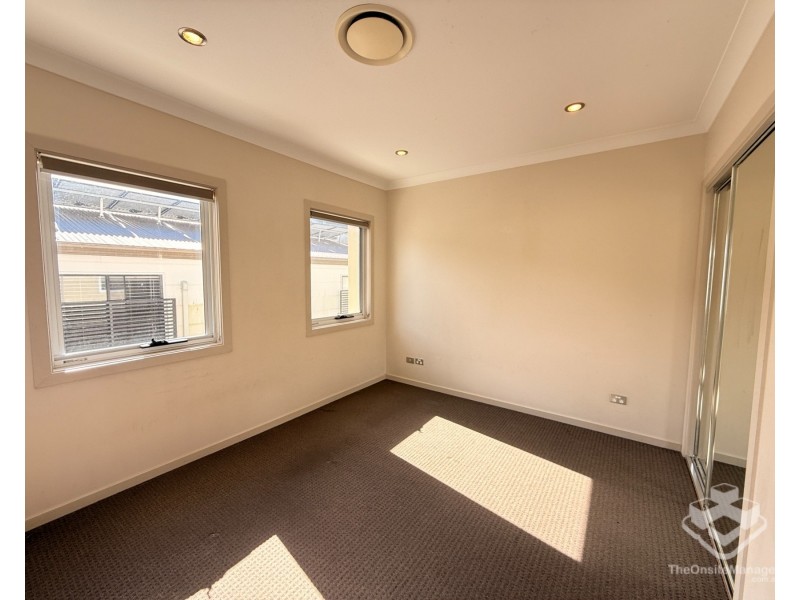 2/13 Chirn Crescent, Labrador QLD 4215