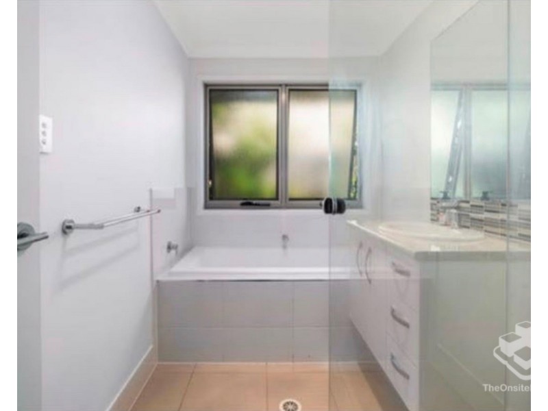 24 Essington Mews, Leichhardt QLD 4305