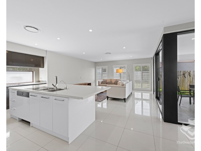 15 Mizen Place, Holland Park West QLD 4121