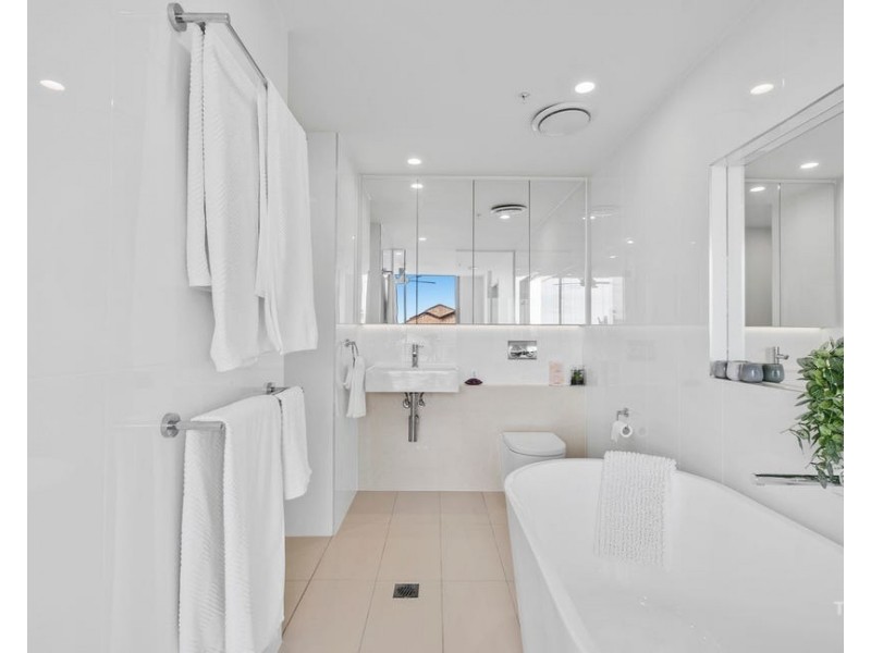 ID:21193743/388 Marine Parade, Labrador QLD 4215