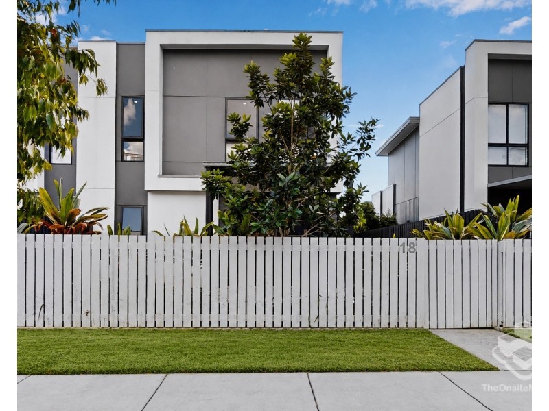 8 Lawrence Lyons place, Kenmore QLD 4069