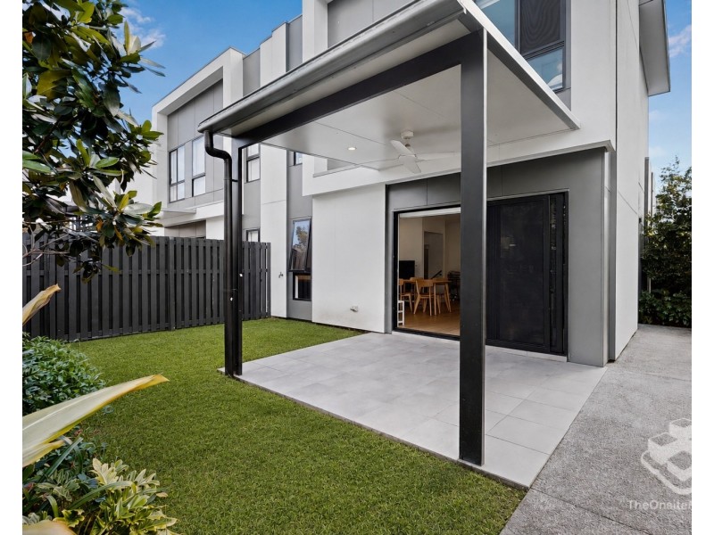 8 Lawrence Lyons place, Kenmore QLD 4069