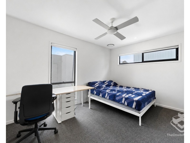 8 Lawrence Lyons place, Kenmore QLD 4069