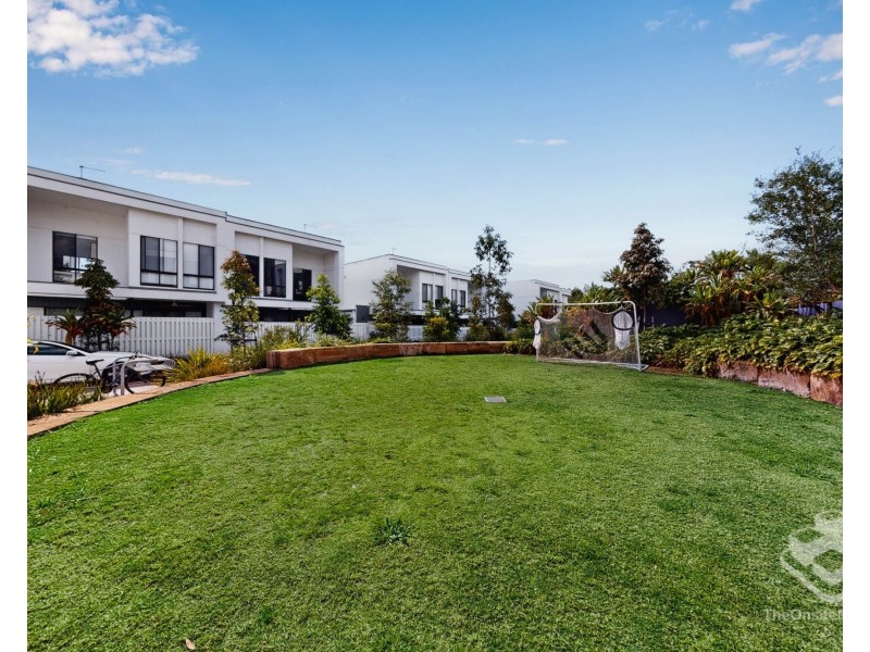 8 Lawrence Lyons place, Kenmore QLD 4069