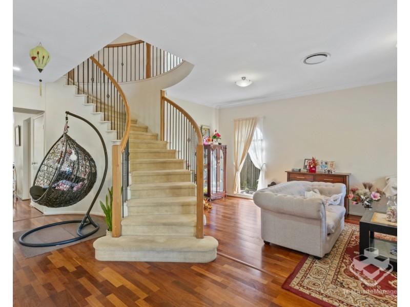 124 Crestwood Drive, Molendinar QLD 4214
