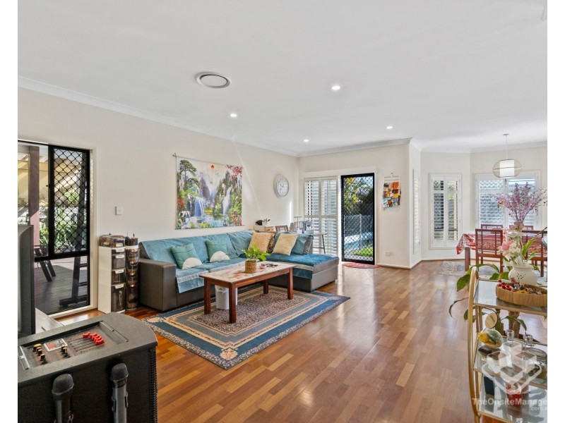 124 Crestwood Drive, Molendinar QLD 4214