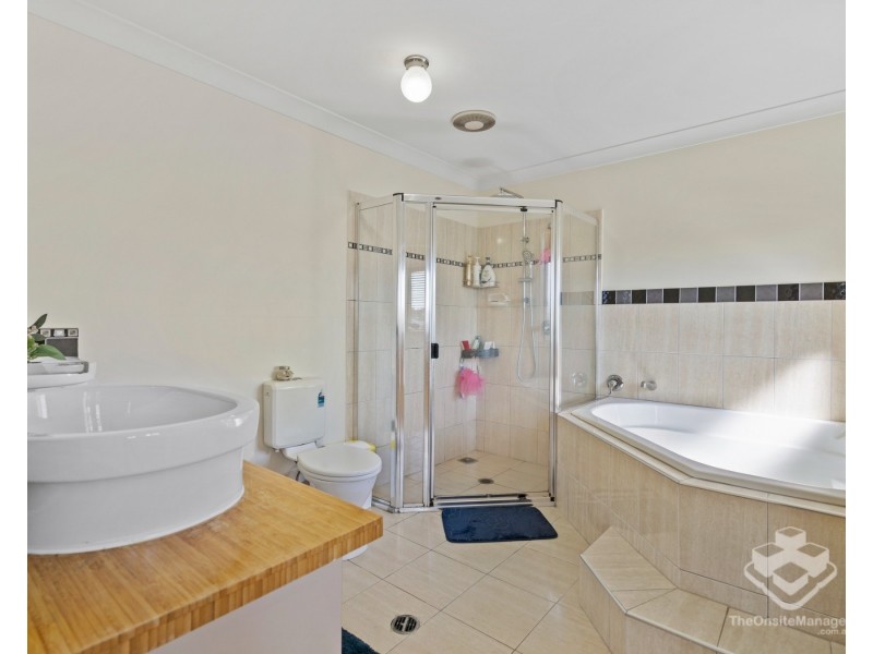 124 Crestwood Drive, Molendinar QLD 4214