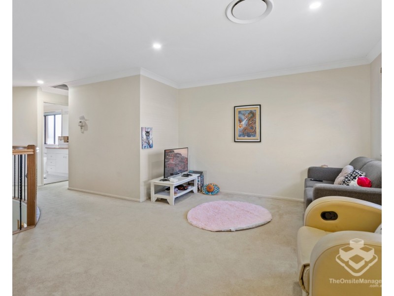 124 Crestwood Drive, Molendinar QLD 4214
