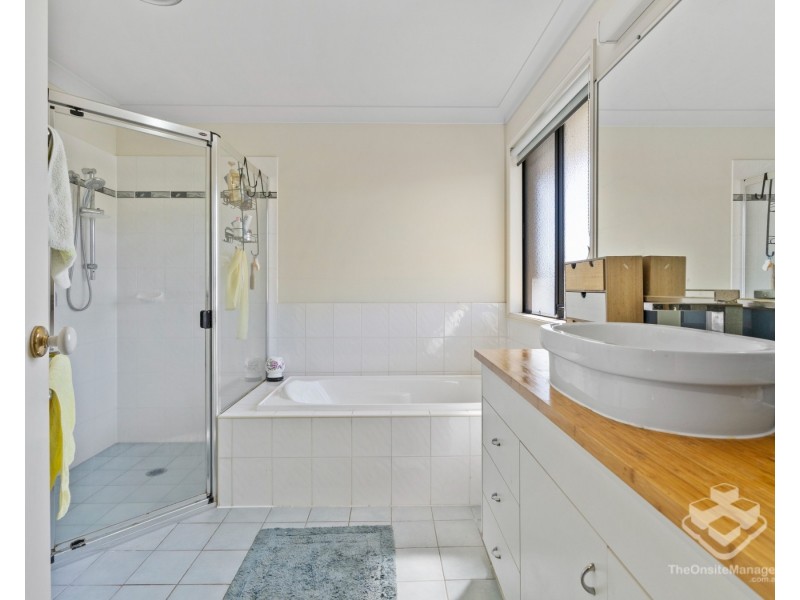 124 Crestwood Drive, Molendinar QLD 4214