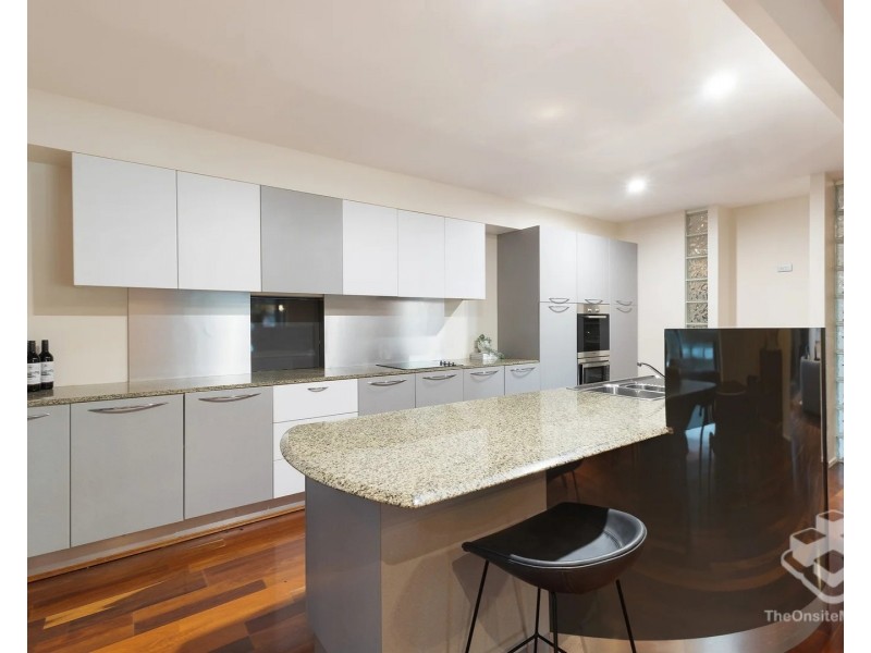 28 Bollard Circuit, Clear Island Waters QLD 4226