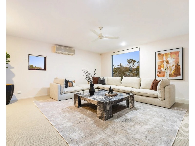 28 Bollard Circuit, Clear Island Waters QLD 4226