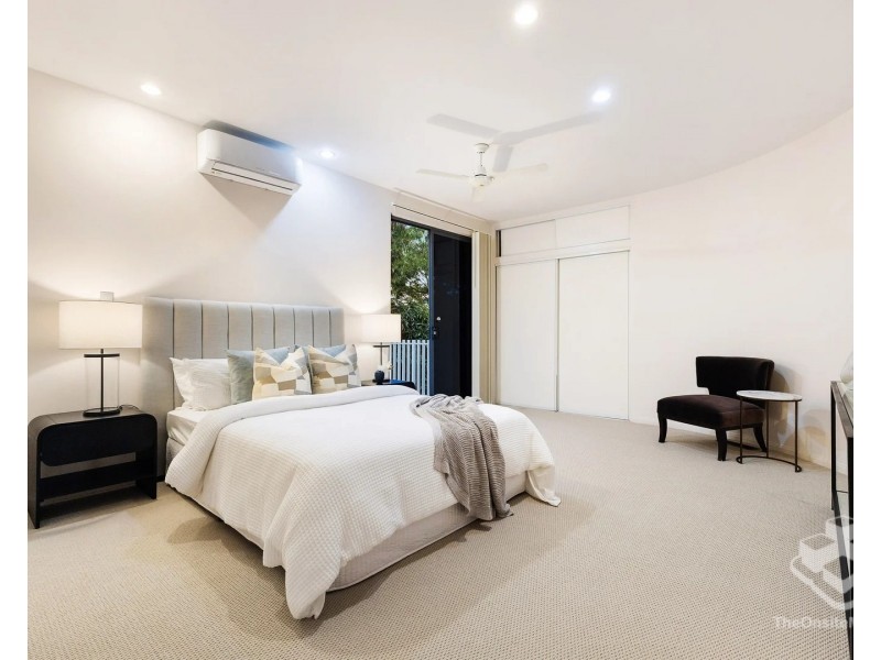 28 Bollard Circuit, Clear Island Waters QLD 4226