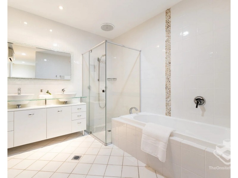 28 Bollard Circuit, Clear Island Waters QLD 4226