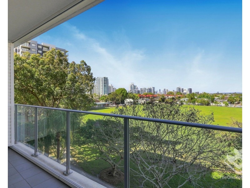 402/17 Bath Street, Labrador QLD 4215