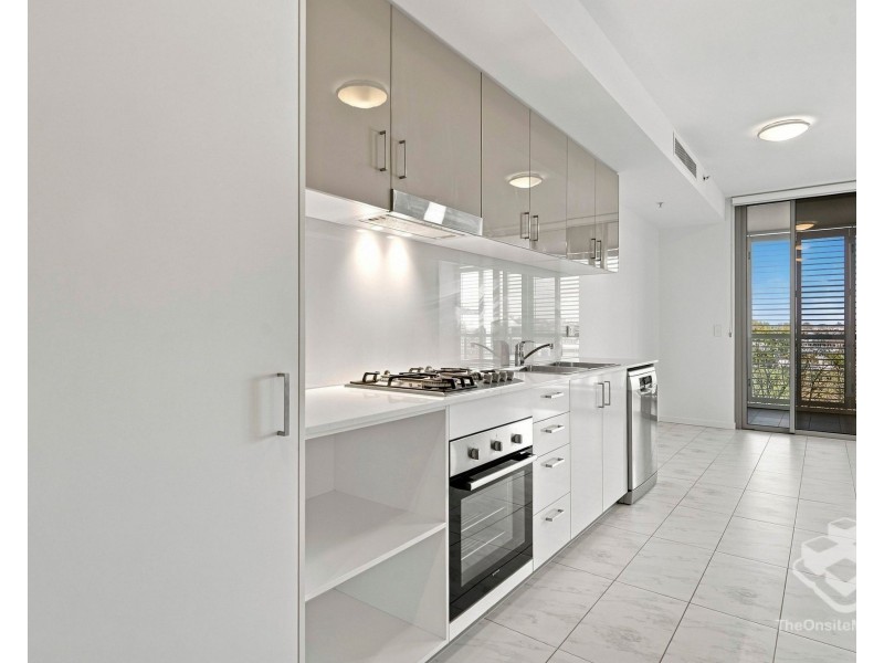402/17 Bath Street, Labrador QLD 4215