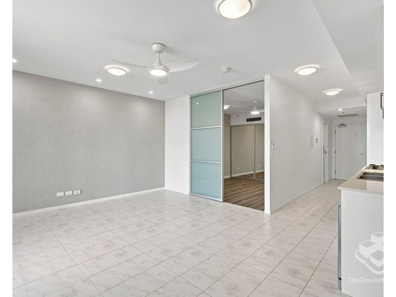 402/17 Bath Street, Labrador QLD 4215