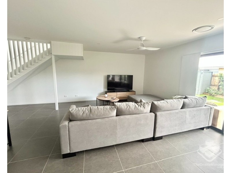 2/56 Hamilton Road, Woodford QLD 4514