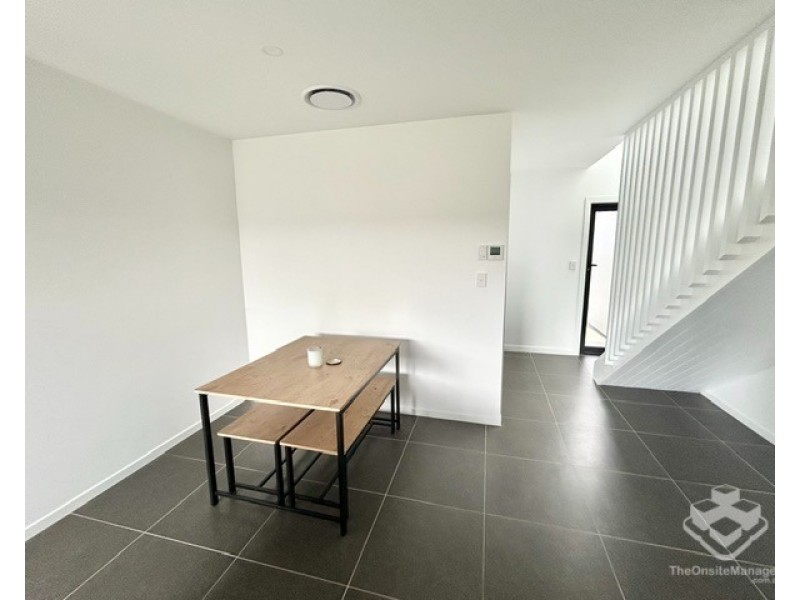 2/56 Hamilton Road, Woodford QLD 4514