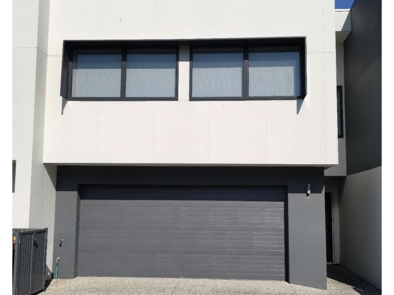 26/2 Flametree CCT, Arundel QLD 4214