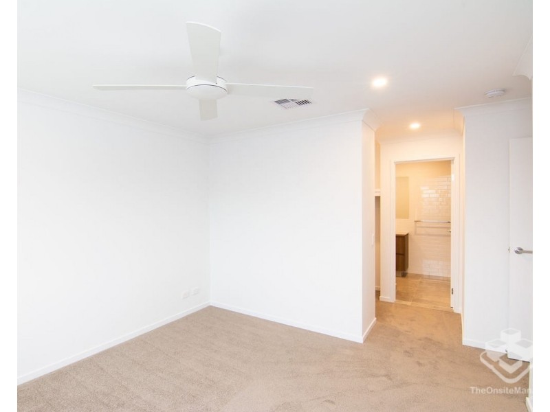 26/2 Flametree CCT, Arundel QLD 4214