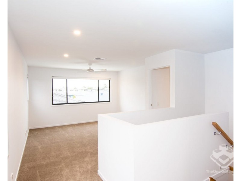 26/2 Flametree CCT, Arundel QLD 4214