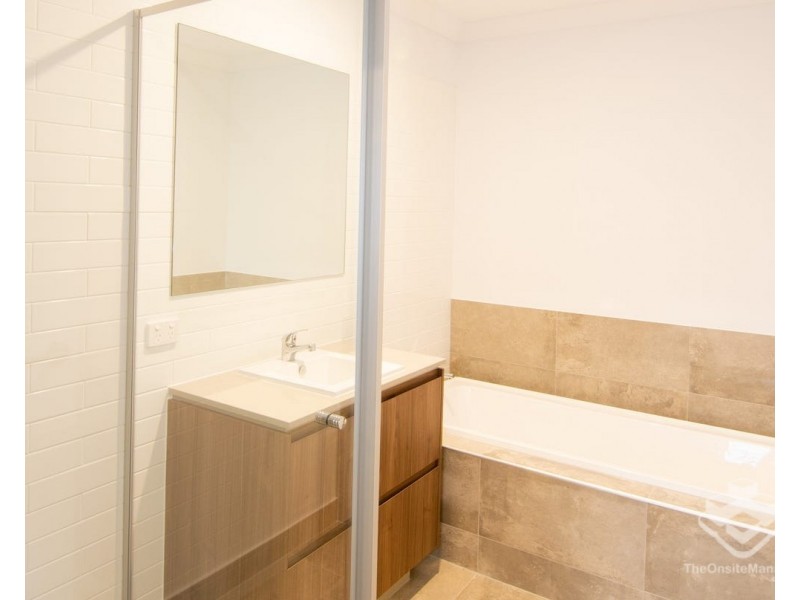 26/2 Flametree CCT, Arundel QLD 4214