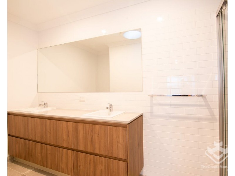 26/2 Flametree CCT, Arundel QLD 4214