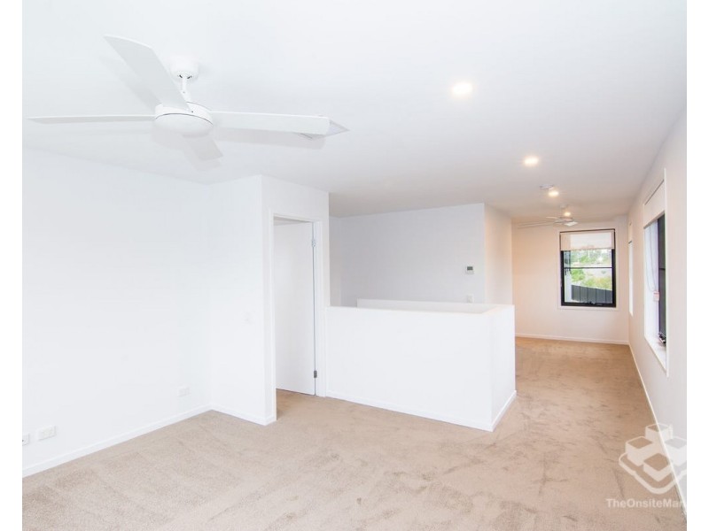 26/2 Flametree CCT, Arundel QLD 4214