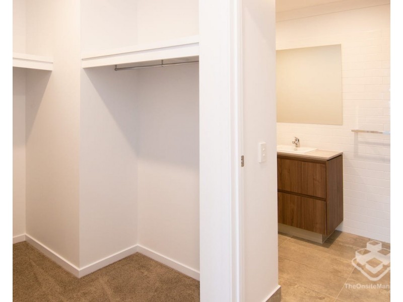 26/2 Flametree CCT, Arundel QLD 4214