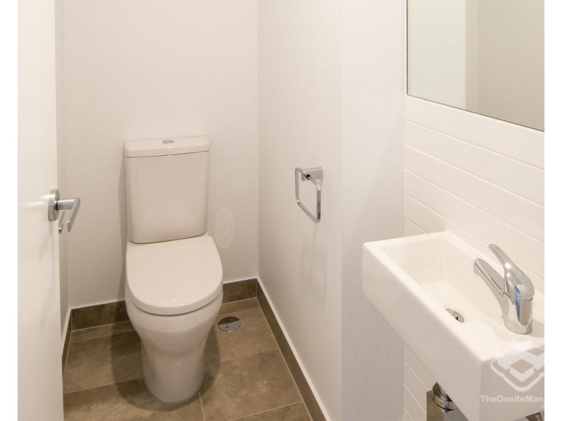 26/2 Flametree CCT, Arundel QLD 4214